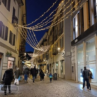 Via Italia: illuminazione natalizia a metà