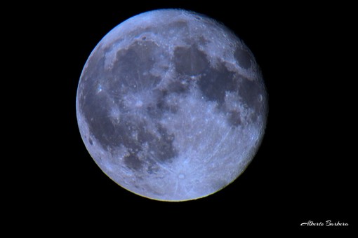Più vicina, più luminosa, la Superluna blu nella foto di un lettore, foto di Alberto Barbera Più vicina, più luminosa, la Superluna blu nella foto di un lettore, foto di Alberto Barbera