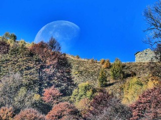 La Luna illumina le Selle di Rosazza: lo spettacolo del cielo nel Biellese FOTO Paolo Rosazza Pela La Luna illumina le Selle di Rosazza: lo spettacolo del cielo nel Biellese FOTO Paolo Rosazza Pela