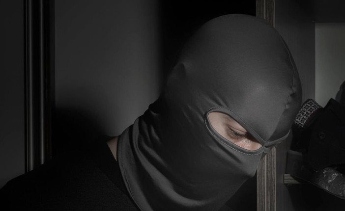 Ladri “arrampicatori” in azione a Cossato: colpo in via Paruzza e fuga col bottino