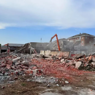 Biella, al via la demolizione dell'ex palazzina ATAP: prende forma il futuro del nuovo polo scolastico Biella, al via la demolizione dell'ex palazzina ATAP: prende forma il futuro del nuovo polo scolastico