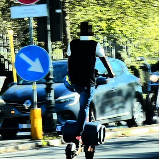 In monopattino a Cavaglià: casco appeso e bombola del gas