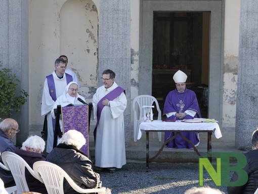 2 novembre, la giornata dedicata alla memoria dei defunti: le origini di questa ricorrenza, nella foto la Santa messa del 2024