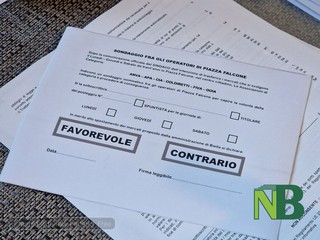 Ambulanti compatti per il "no" allo spostamento da piazza Falcone: "Pronti al ricorso" FOTO