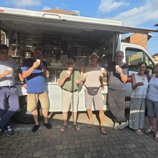 Chiude il negozio di alimentari, Casapinta ha la soluzione: ecco il mercatino in piazza FOTO