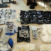 Dal Nord Ovest - Maxi sequestro di Polizia, trovati quasi 241 chili di droga e arsenale con armi e munizioni Dal Nord Ovest - Maxi sequestro di Polizia, trovati quasi 241 chili di droga e arsenale con armi e munizioni