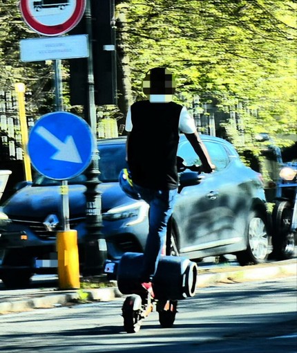 In monopattino a Cavaglià: casco appeso e bombola del gas In monopattino a Cavaglià: casco appeso e bombola del gas