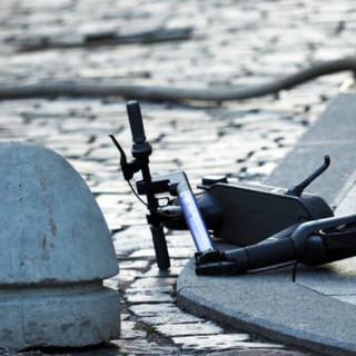 Biella: Incidente tra auto e monopattino, giovane trasportato in ospedale - foto repertorio Biella: Incidente tra auto e monopattino, giovane trasportato in ospedale - foto repertorio