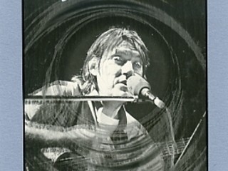 Roberto Marchisotti, al seguito dei cantanti negli anni ’60 e ’70: “Le mie foto erano uniche ed esclusive” FOTO copyright Roberto Marchisotti. De Andrè, Genova Roberto Marchisotti, al seguito dei cantanti negli anni ’60 e ’70: “Le mie foto erano uniche ed esclusive” FOTO copyright Roberto Marchisotti. De Andrè, Genova