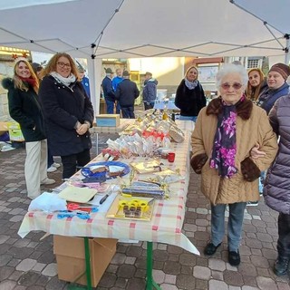 Pollici in alto a Casapinta per il Mercatino di Natale (foto di Claudio Nicola) Pollici in alto a Casapinta per il Mercatino di Natale (foto di Claudio Nicola)