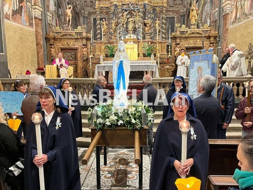 La Madonna di Lourdes per le vie di Biella: il cammino dei fedeli - Servizio di Massimo Giacobbe La Madonna di Lourdes per le vie di Biella: il cammino dei fedeli - Servizio di Massimo Giacobbe