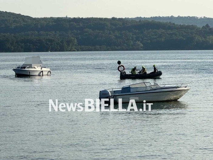 Cade da un pedalò e non riemerge più: tragedia al Lago di Viverone (foto di Davide Finatti per newsbiella.it) Cade da un pedalò e non riemerge più: tragedia al Lago di Viverone (foto di Davide Finatti per newsbiella.it)
