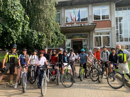 In bici alla scoperta del territorio: gli studenti delle medie di Chiavazza “Esploratori d’Arcipelago” In bici alla scoperta del territorio: gli studenti delle medie di Chiavazza “Esploratori d’Arcipelago”