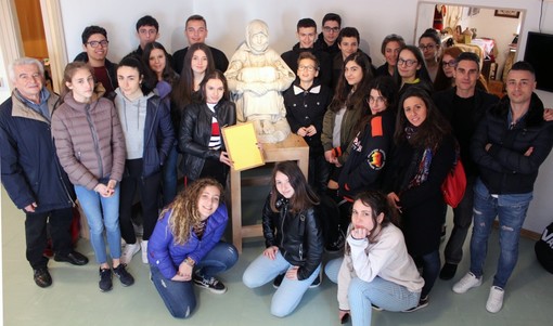 Allegato, ragazzi della Classe IH ITIS, Quintino Sella al Museo delle Migrazioni di Pettinengo davanti alla statua di Francesco Ciusa