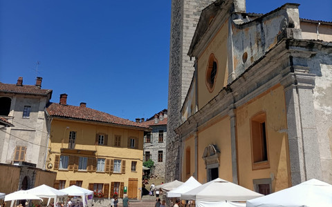Bancarelle, musei e passeggiate: il Mercatino delle Siunere richiama visitatori a Campiglia Cervo FOTO