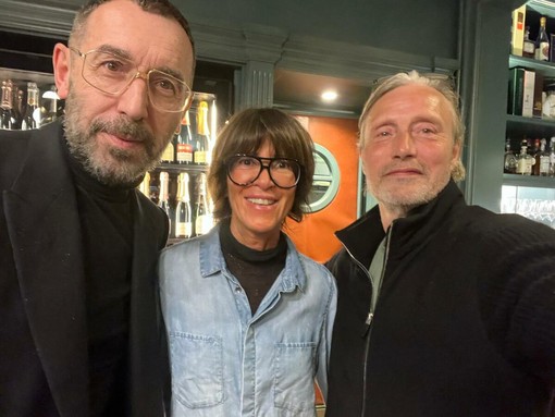Mads Mikkelsen a Biella, è stato a cena in piazza Duomo (foto di Matteo Ristorante) Mads Mikkelsen a Biella, è stato a cena in piazza Duomo (foto di Matteo Ristorante)