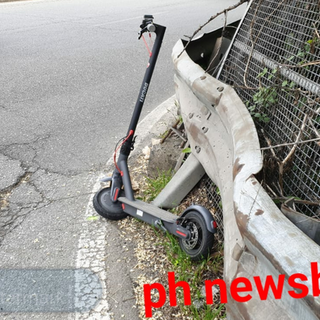 Biella, apre la portiera dell’auto e centra un monopattino: un uomo al Pronto Soccorso (foto di repertorio)