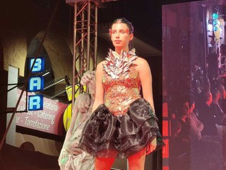 Moda e Musica, gli studenti del Liceo Sella portano in passerella gli abiti-scultura Moda e Musica, gli studenti del Liceo Sella portano in passerella gli abiti-scultura