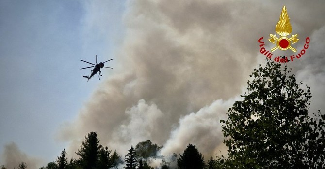 Incendio Monte Barone, 58 lanci tra elicottero e Canadair: fronte nella pineta FOTO archivio