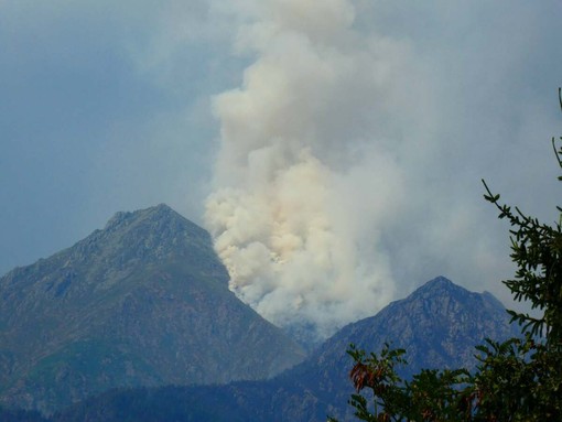Incendio sul Monte Barone, sopralluogo di Gallo e Rocchi: "Si lotta per circoscrivere le fiamme" FOTO Toni Crestani
