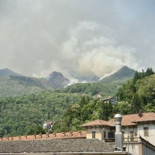 Incendio Monte Barone, 30 lanci dell’elicottero: il fronte avanza nella pineta