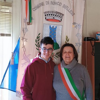 Nella foto Matteo con il sindaco Carla Moglia