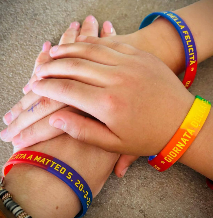 Biella e Roasio ricordano Matteo Senfet, una panchina e un abbraccio collettivo ai suoi cari FOTO Biella e Roasio ricordano Matteo Senfet, una panchina e un abbraccio collettivo ai suoi cari FOTO