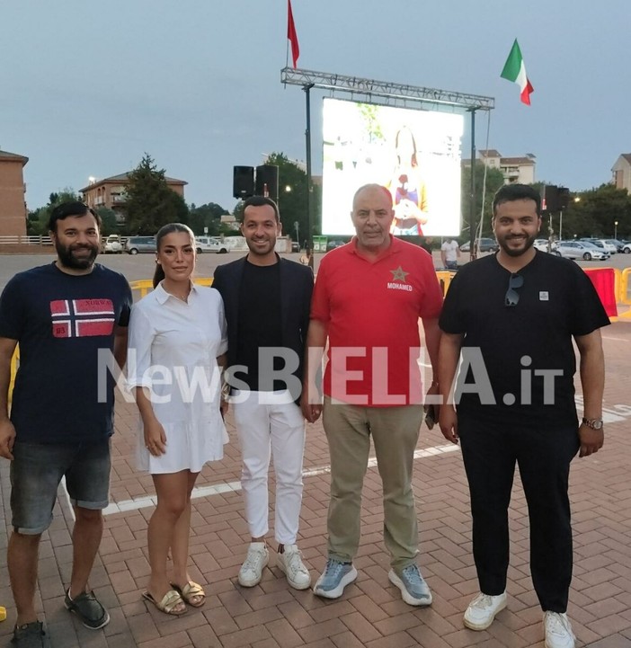 Biella, oltre 200 persone in piazza Falcone per Francia-Marocco: una serata all'insegna dello sport e dell'integra-zione FOTO e VIDEO Biella, oltre 200 persone in piazza Falcone per Francia-Marocco: una serata all'insegna dello sport e dell'integra-zione FOTO e VIDEO