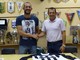 Il ds Roberto Mortarino (al centro) con i due nuovi acquisti: a sinistra Michael Corio, a destra Emanuele Dossena Il ds Roberto Mortarino (al centro) con i due nuovi acquisti: a sinistra Michael Corio, a destra Emanuele Dossena