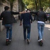 Biella, colpito senza motivo da due persone in monopattino: un passante allerta i Carabinieri (immagine generata dall'IA)