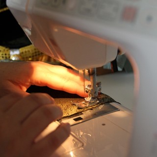 Riparazioni, second hand e acquisti in saldo: i nuovi trend consapevoli