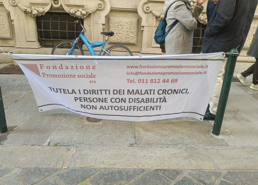 "Rette RSA a nostro carico e assistenza a casa negata": protesta dei familiari davanti a Palazzo Lascaris "Rette RSA a nostro carico e assistenza a casa negata": protesta dei familiari davanti a Palazzo Lascaris