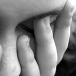 Cossato, lite tra vicini in condominio: donna minacciata e spintonata sulle scale