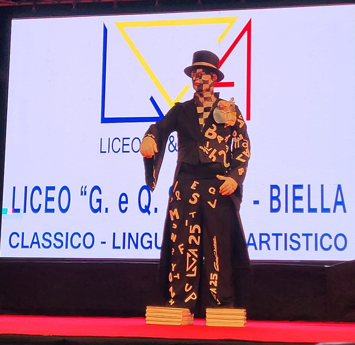 Moda e Musica, gli studenti del Liceo Sella portano in passerella gli abiti-scultura Moda e Musica, gli studenti del Liceo Sella portano in passerella gli abiti-scultura