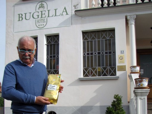 Mario Sechi con caffè “Espresso gallurese Poeta”, davanti alla sede dell’hotel “Bugella”