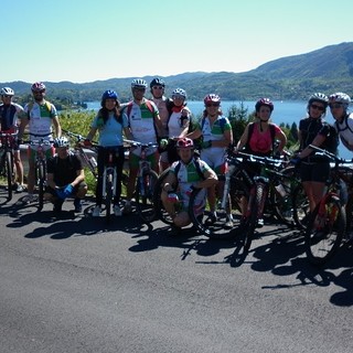 In mountain bike sul lago d'Orta