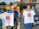 I fratelli Mondin con in mano la maglietta dell'evento