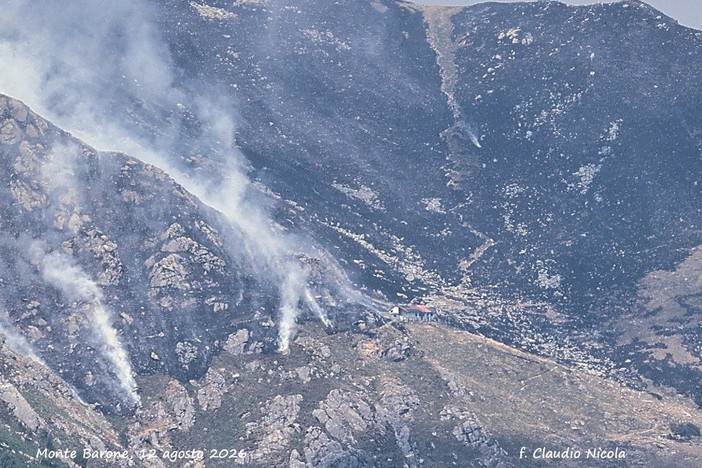 Monte Barone, resistono all’incendio i rifugi Monte Barone e La Ciota: si lotta ancora per spegnere il rogo, foto Claudio Nicola Monte Barone, resistono all’incendio i rifugi Monte Barone e La Ciota: si lotta ancora per spegnere il rogo, foto Claudio Nicola