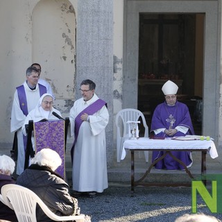 2 novembre, la giornata dedicata alla memoria dei defunti: le origini di questa ricorrenza, nella foto la Santa messa del 2024