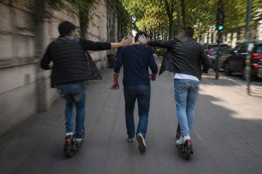 Biella, colpito senza motivo da due persone in monopattino: un passante allerta i Carabinieri (immagine generata dall'IA)