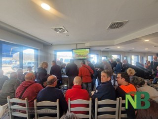 Ambulanti compatti per il "no" allo spostamento da piazza Falcone: "Pronti al ricorso" FOTO