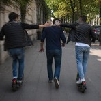 Biella, colpito senza motivo da due persone in monopattino: un passante allerta i Carabinieri (immagine generata dall'IA)