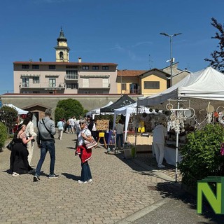 Alchimia di Beltane incanta Cerrione, la piazza di Vergnasco gremita tra musica e mercatini (foto di Davide Finatti per newsbiella.it)