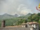 Incendio Monte Barone, 30 lanci dell’elicottero: il fronte avanza nella pineta