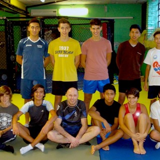 Uno degli istruttori: Basilio Tazio, e alcuni allievi dei corsi scolastici