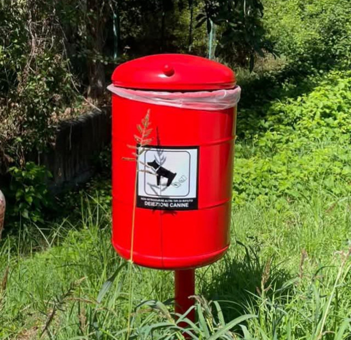 Mongrando, nuovi cestini per la raccolta delle deiezioni canine (foto dalla pagina Facebook di Insieme per Mongrando-Michele Teagno Sindaco) Mongrando, nuovi cestini per la raccolta delle deiezioni canine (foto dalla pagina Facebook di Insieme per Mongrando-Michele Teagno Sindaco)