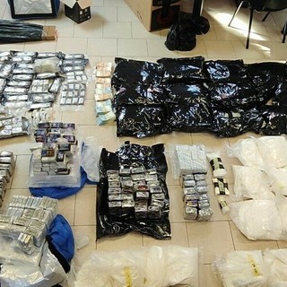 Dal Nord Ovest - Maxi sequestro di Polizia, trovati quasi 241 chili di droga e arsenale con armi e munizioni