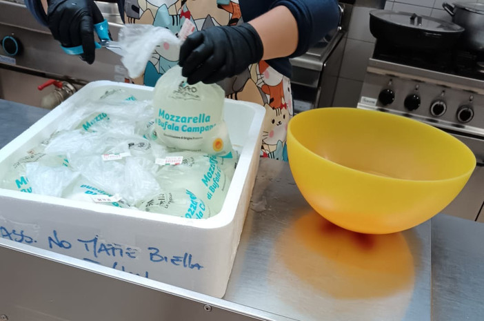 Il G(i)usto della solidarietà, alla mensa della Caritas di Biella “Il Pane quotidiano” donate 250 mozzarelle Il G(i)usto della solidarietà, alla mensa della Caritas di Biella “Il Pane quotidiano” donate 250 mozzarelle