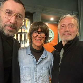 Mads Mikkelsen a Biella, è stato a cena in piazza Duomo (foto di Matteo Ristorante)