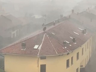 Tetti divelti, allagamenti e blackout: il maltempo devasta il Biellese. Crolla il tetto della scuola Leonardo Da Vinci a Cossato